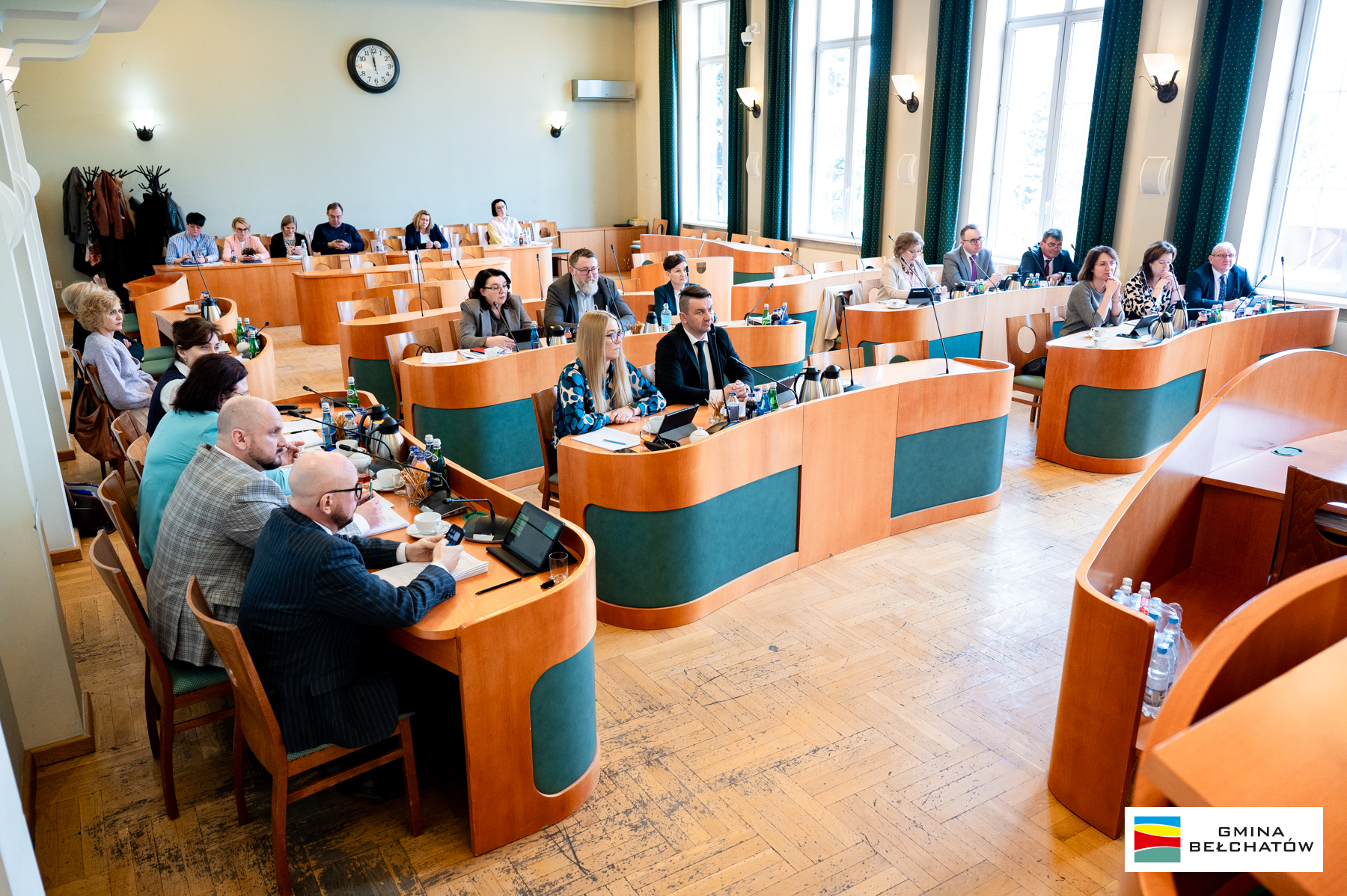 radni gminy bełchat&oacute;w podczas obrad sesji rady gminy