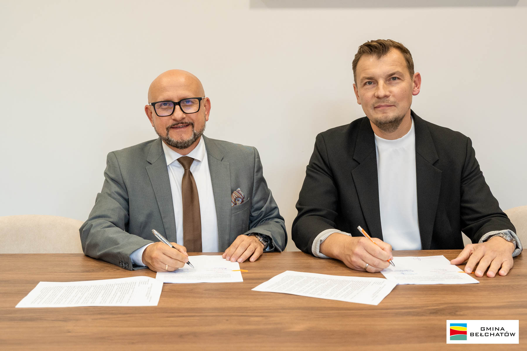 w&oacute;jt konrad koc i&nbsp;łukasz włodarczyk z&nbsp;firmy włodan podpisują umowę