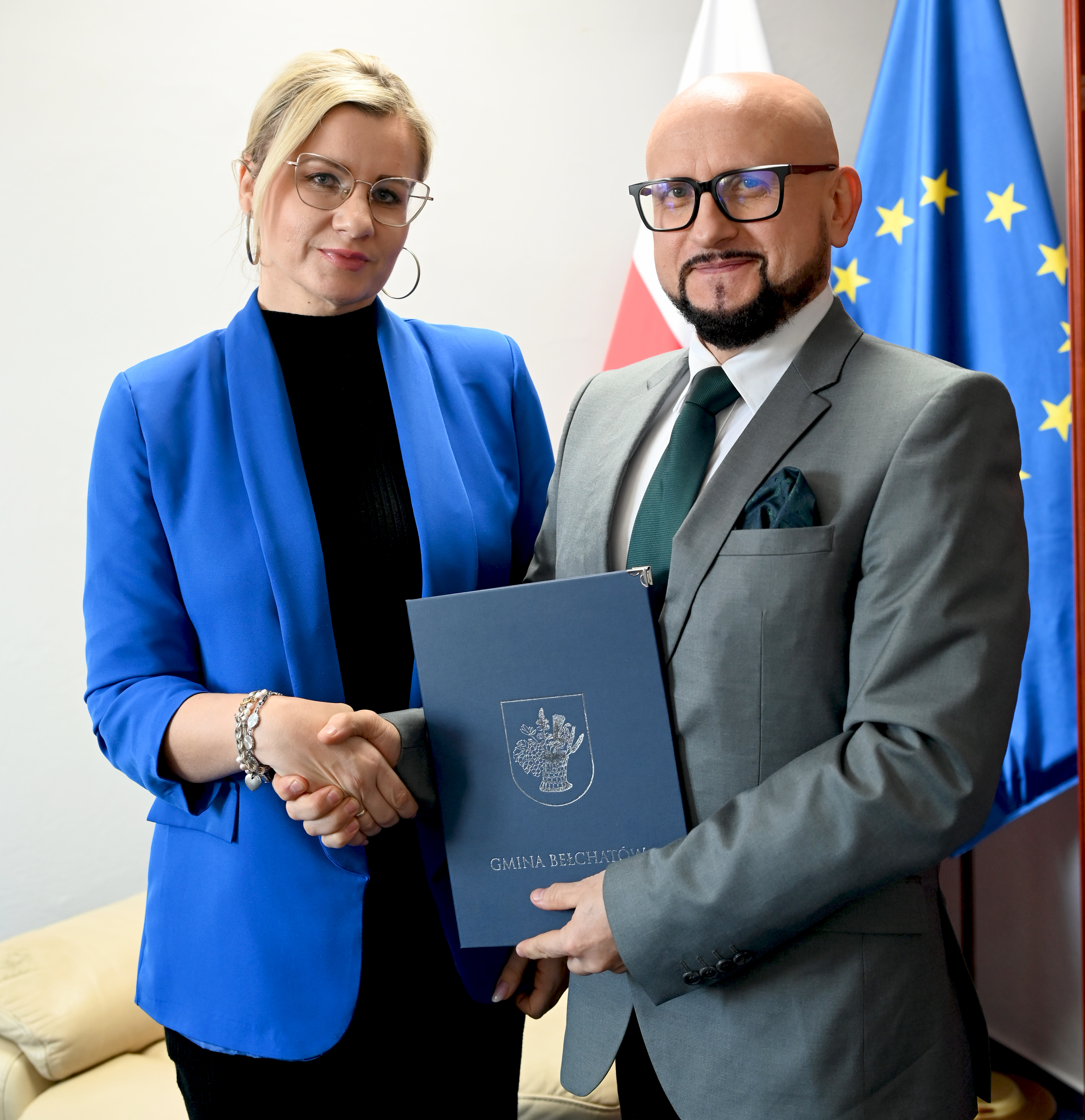 w&oacute;jt gminy bełchat&oacute;w konrad koc wręcza dokumenty dyrektor gminnego żł&oacute;bka w&nbsp;domiechowicach izabeli surgut