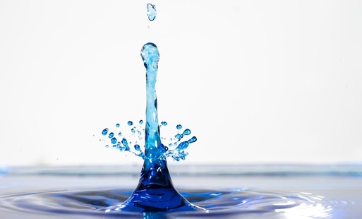 kropla wody spadająca na taflę wody