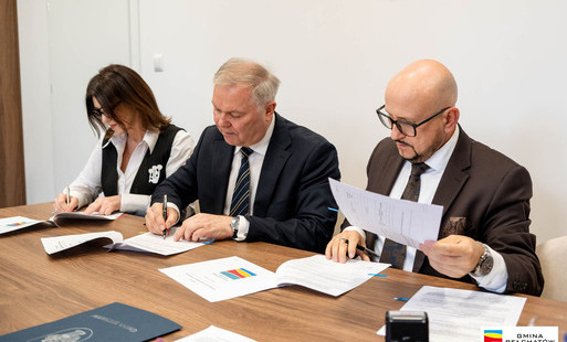 wójt konrad koc starosta jacek zatorski i wicestarosta jolanta pawlikowska podpisują umowy