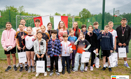 grupa dzieci z medalami i flagami podczas biegów razem dla polski w kurnosie drugim
