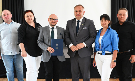wójt konrad koc, wicemarszałek piotr wojtysiak, skarbnik małgorzata łągiewska, sołtysi monika warcholińska, marcin pawelczyk i damian rzepecki stoją obok siebie