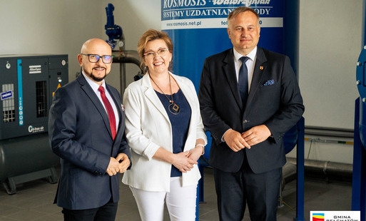 konrad koc, piotr wojtysiak i ilona kołodziej stoją w pomieszczeniu stacji uzdatniania wody w hucie