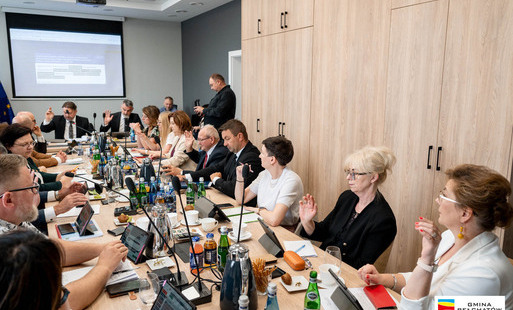 radni gminy bełchatów podczas obrad sesji rady gminy