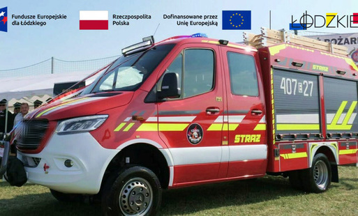 lekki samochód ratowniczo - gaśniczy, logotypy Unii Europejskiej, Województwa łódzkiego i flaga Polski