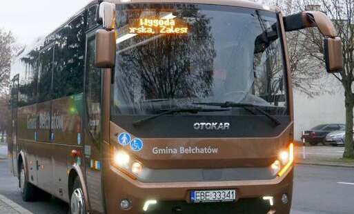 brązowy autobus z wyświetlonym napisem wygoda
