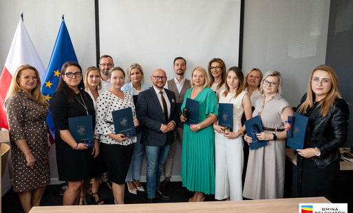 Nauczyciele wraz z wójtem po odebraniu mianowań