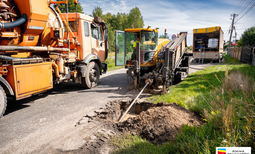 na drodze stoją maszyny i pojazdy budowy 