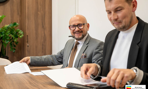 wójt konrad koc i łukasz włodarczyk z firmy włodan podpisują umowę