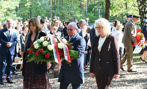 Radni składają kwiaty w Kalisku