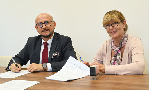 wójt gminy bechatów konrad koc i marzena grubarska podpisują umowę