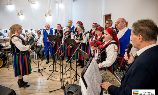 zespół w strojach ludowych śpiewa w sali osp niedyszyna