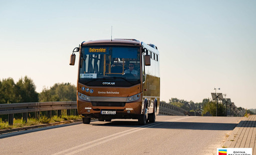 gminny autobus jedzie drogą, wyświetla się na nim napis dobrzelów