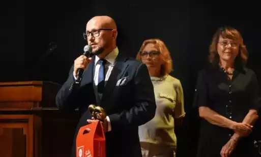 wójt konrad koc odbiera statuetkę Cordialis