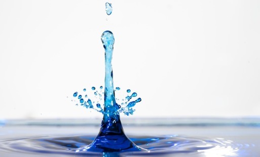 kropla wody spadająca na taflę wody