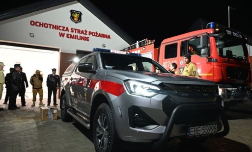 wóz strażacki isuzu stoi przed strażnicą OSP Emilin