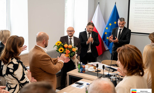 radni gminy bełchatów podczas obrad sesji rady gminy, wójt gminy bełchatów odbiera kwiaty