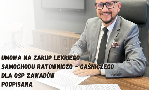wójt konrad koc siedzi przy biurku i podpisuje umowę